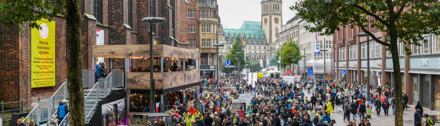 Das Bild zeigt die Hamburger Mönckebergstraße während der Veranstaltung zum Tag der Deutschen Einheit in 2023 mit Ständen und Besuchenden.