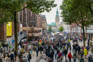 Das Bild zeigt die Hamburger Mönckebergstraße während der Veranstaltung zum Tag der Deutschen Einheit in 2023 mit Ständen und Besuchenden.