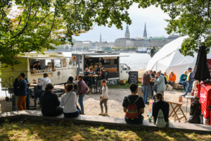 Das Bild zeigt einen kleinen Bereich der Veranstaltung zum Tag der Deutschen Einheit 2023 in Hamburg. Im Hintergrund befindet sich die Binnenalster.