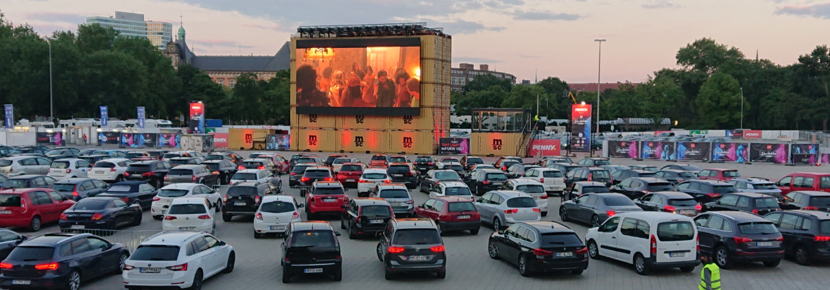 Autokino: Blick Richtung Leinwand